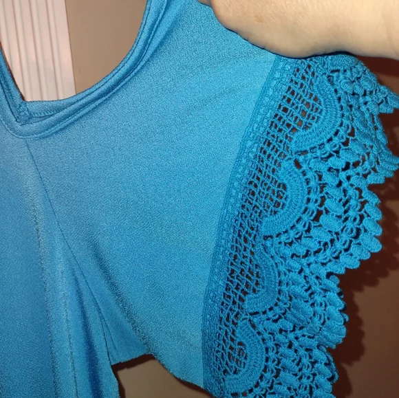 Women's cold shoulder top with lace - Picture 2 of 5